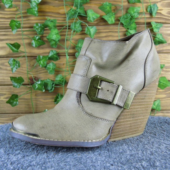 Very Volatile Shoes - Very Volatile Womens Ankle Boots Size 7.5 Beige Buckle Wedge Heel Booties